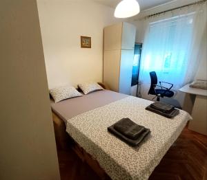 ein Schlafzimmer mit einem Bett und einem Stuhl darin in der Unterkunft Apartment near beach with free parking in Kaštela