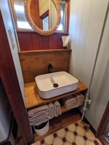 Koupelna v ubytování 街中まで徒歩圏内のリラックスできる貸し切り和モダン一軒家 + 26 fotografií