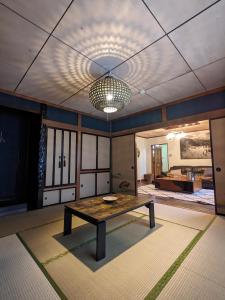 Fotografie z fotogalerie ubytování 街中まで徒歩圏内のリラックスできる貸し切り和モダン一軒家 v destinaci Kurokawamachi