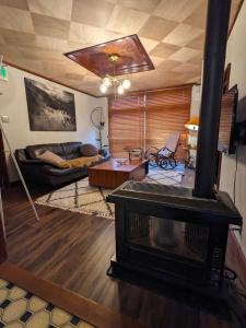 TV a/nebo společenská místnost v ubytování 街中まで徒歩圏内のリラックスできる貸し切り和モダン一軒家