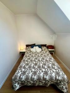 una camera da letto con un letto con un piumone e due tavoli di Apartament Trąbki Wielkie a Trąbki Wielkie