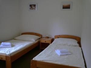 Rúm í herbergi á Hotel Elsyn Dvůr