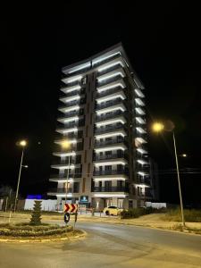 a tall apartment building at night with lights at Shiba studio Mamaia in Mamaia