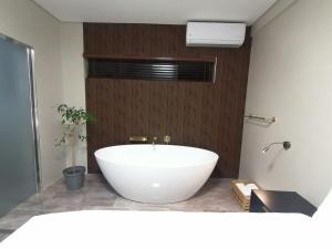 baño con una gran bañera blanca en una encimera en HWH Guesthouse Middelburg en Middelburg