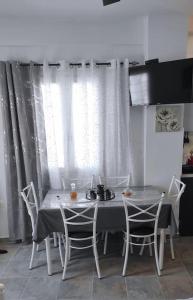 TV a/nebo společenská místnost v ubytování Faros Sea View - Sifnos