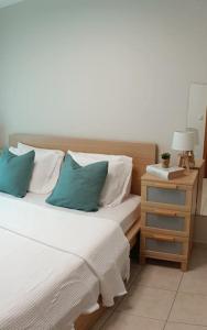 Ένα ή περισσότερα κρεβάτια σε δωμάτιο στο Cute apartment 20m from beach