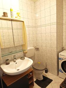 ein Bad mit einem Waschbecken und einem WC in der Unterkunft Apartment near beach with free parking in Kaštela