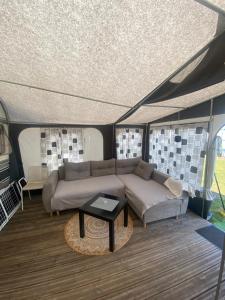 - soggiorno con divano in tenda di AMOMEA CAMP a Jastarnia