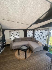 Postel nebo postele na pokoji v ubytování AMOMEA CAMP