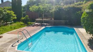una piscina en un patio con piscina en Apartamento con jardín y piscina temporada verano privados en Samieira