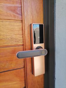 a metal door handle on a wooden door at HWH Guesthouse Middelburg in Middelburg