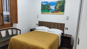 a bedroom with a bed and a painting on the wall at Mimi family in Florence