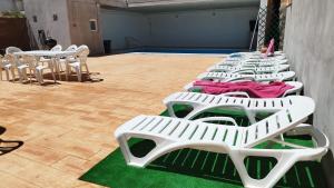 rzędu białych stołów i krzeseł w pokoju w obiekcie El Descanso de los Lares w mieście Miguel-Ibáñez