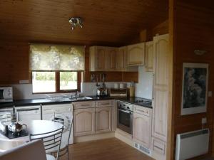 Kuchyň nebo kuchyňský kout v ubytování Spacious cottage with sauna looking out on astonishing grasslands