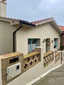 Το κτήριο όπου στεγάζεται  η παραθεριστική κατοικία