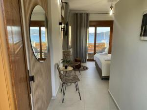 阿莫利亚尼岛seaandolive的客厅里有一张床、一张桌子和几把椅子。