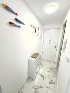 a room with white walls and a marble floor at Apartamento estudio “The mirror” in Torrevieja