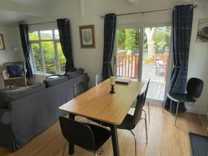 uma sala de estar com uma mesa e um sofá em Buarth Wern em Caernarfon