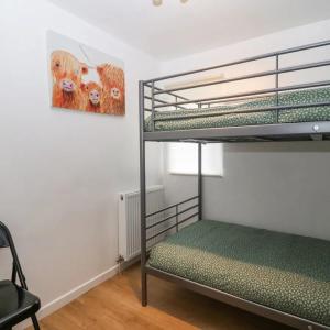 sypialnia z 2 łóżkami piętrowymi w pokoju w obiekcie Buarth Wern w mieście Caernarfon