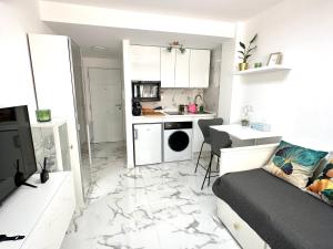 a small apartment with a kitchen and a living room at Apartamento estudio “The mirror” in Torrevieja