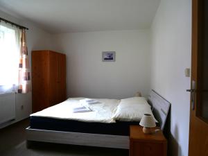 Rúm í herbergi á Hotel Elsyn Dvůr