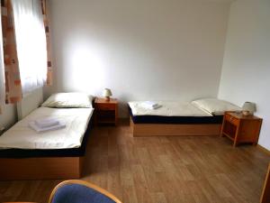 Rúm í herbergi á Hotel Elsyn Dvůr