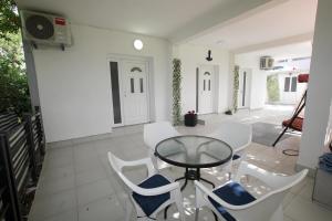 a dining room with a table and chairs at SS Sidro 01 in Zgrada