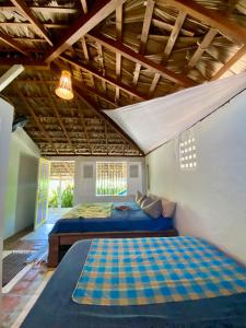 um quarto com 2 camas e um tecto de madeira em Casa Acquamarina em Atins