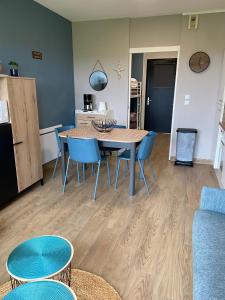 Cuisine ou kitchenette dans l'établissement Brise de mer sur la naturelle, Studio à Wimereux , parking