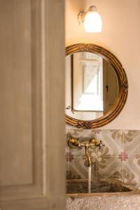 a bathroom with a sink and a mirror at Ca la Merce Batista in Palau-Saverdera