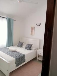 Postel nebo postele na pokoji v ubytování Shanzu 1 bedroom Bungalow