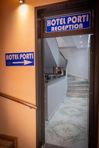 Um certificado, prêmio, placa ou outro documento exibido em Hotel Porti