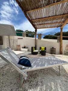 En terrasse eller udendørsområde på Il Grottino By Gargà Residency