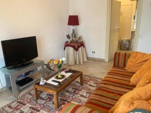 Televisyen dan/atau pusat hiburan di Casa spaziosa e comoda vicino al centro