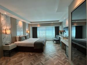 Habitación de hotel con cama y TV en The Roomy Hotel Nişantaşı en Estambul