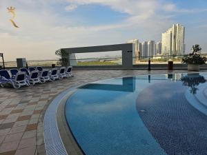 uma piscina no telhado de um edifício em Galaxy Studio Apartment Al reem em Abu Dhabi