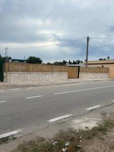 巴勒瑟DON BOSCO 2的石墙旁一条空的路