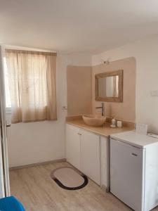 y baño con lavabo y espejo. en Le petit By Gargà Residency en Peschici