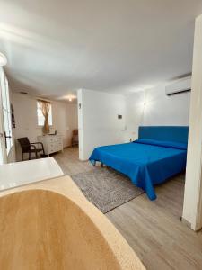 1 dormitorio con 1 cama azul en una habitación en Le petit By Gargà Residency en Peschici