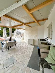 sala de estar con mesa y cocina en Le petit By Gargà Residency en Peschici