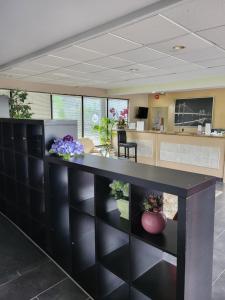um escritório com um grande balcão preto com flores em 7 Nights Stay em Cataratas do Niágara