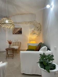 een woonkamer met een witte bank en een tafel bij Gargá in Peschici