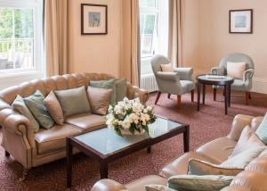 Posezení v ubytování Forest Lodge Hotel