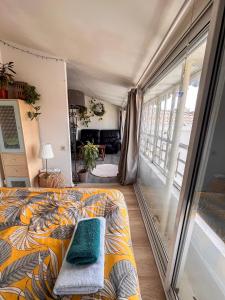 Ένα ή περισσότερα κρεβάτια σε δωμάτιο στο Ici c'est Cosy - Centre