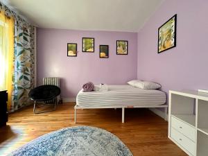 1 dormitorio con cama y pared púrpura en Italian style room shared bathroom en Nueva York