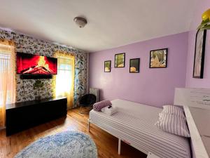 sala de estar con cama y TV en Italian style room shared bathroom en Nueva York