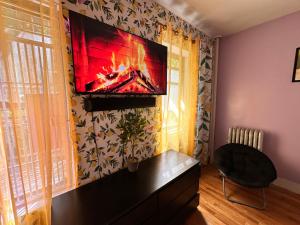 紐約的住宿－Italian style room shared bathroom，客厅设有壁挂式平面电视。
