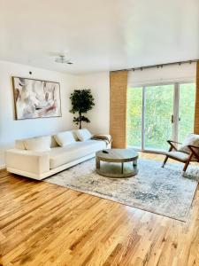 Ruang duduk di Stylish Evergreen Apartment By Newark Airport