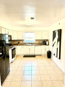Dapur atau dapur kecil di Stylish Evergreen Apartment By Newark Airport