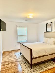 Katil atau katil-katil dalam bilik di Stylish Evergreen Apartment By Newark Airport